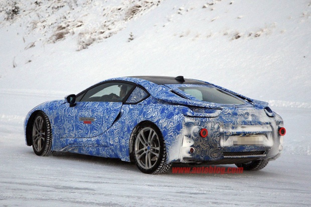 Vue de trois-quarts arrière de la BMW i8
