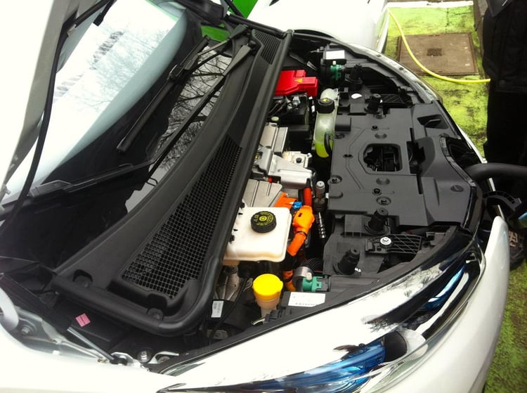 Il y a du monde sous le capot de la ZOE !