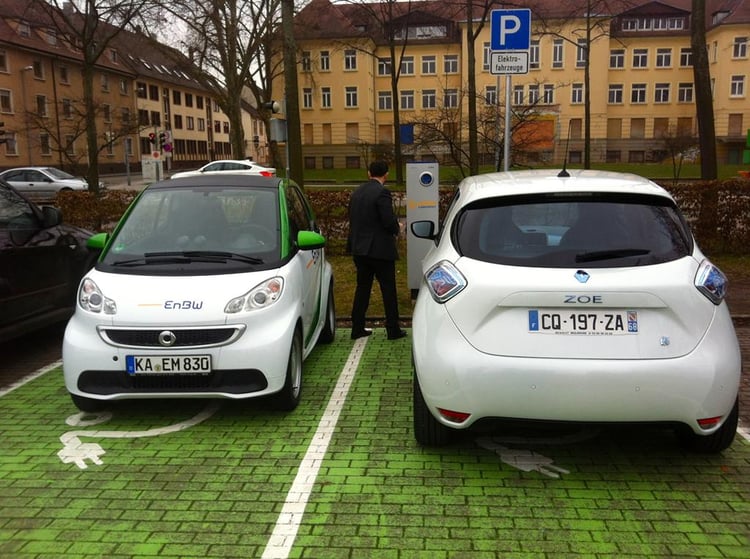 Une Renault ZOE et une Smart électrique en charge
