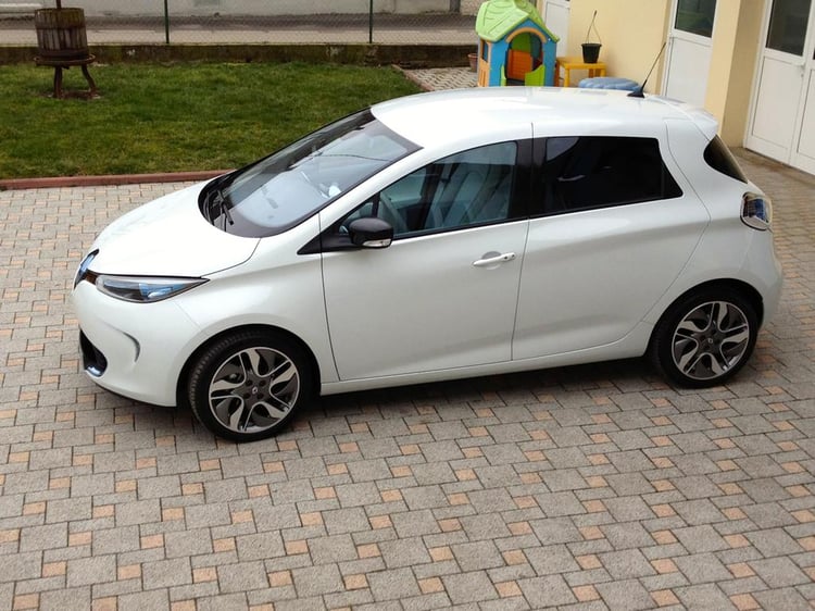 La Renault ZOE de couleur blanche