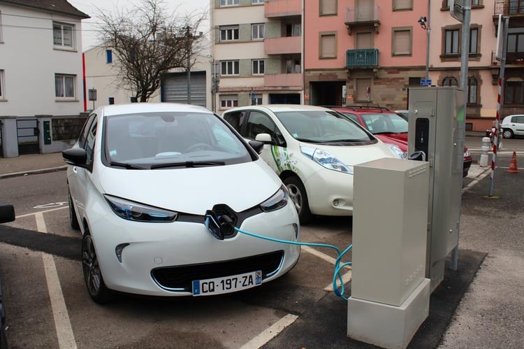 Une ZOE et une LEAF en charge