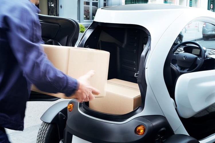Le Twizy Cargo possède un coffre d'une capacité de chargement de 75 kg.
