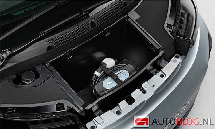 Un emplacement est prévu pour la prise de recharge