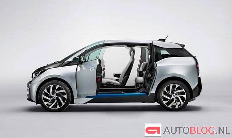 Vue de profil de l'i3 avec portes ouvertes, laissant voir l'espace intérieur