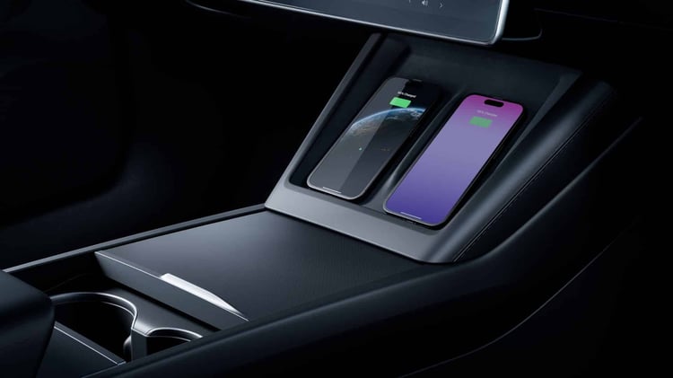 La colonne centrale intègre une double place de charge de téléphone sans fil. 