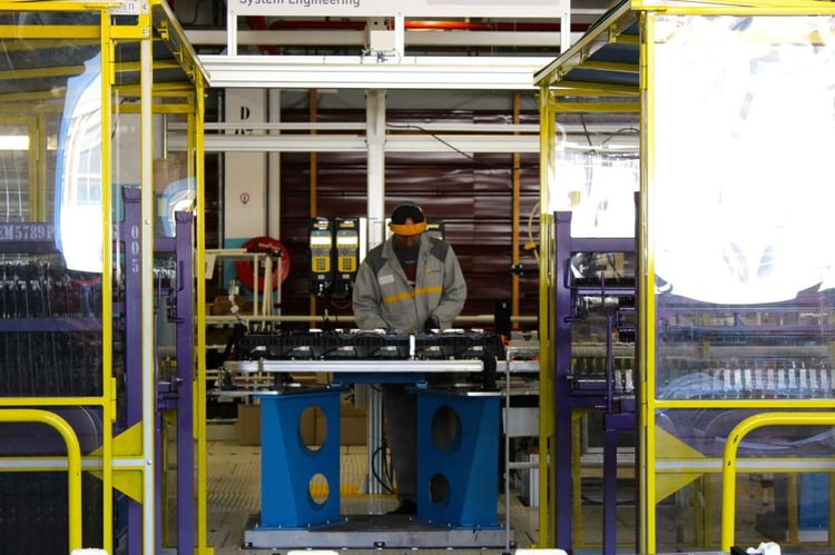 Un opérateur travaille sur l'assemblage d'une batterie de Renault ZOE