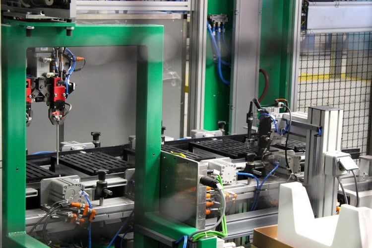 La mise en place des modules de la batterie sur le carter