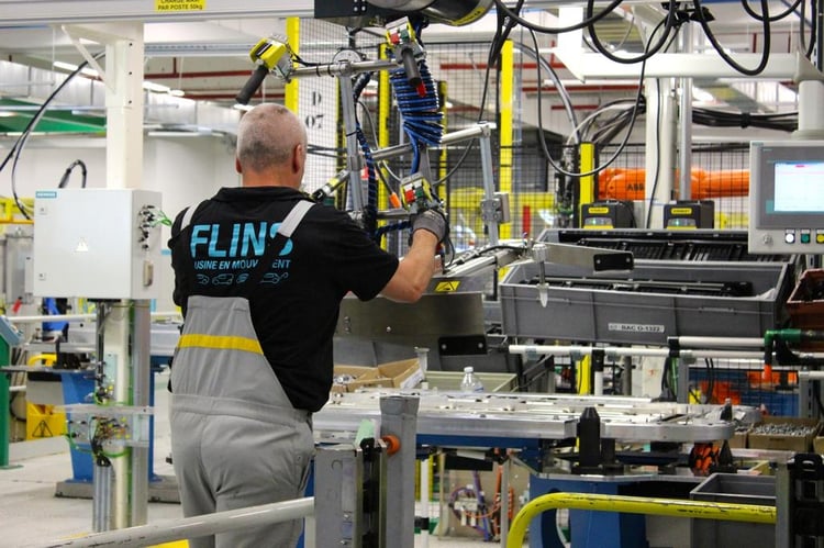 La manipulation des batteries de ZOE dans la zone 60 volts de l'usine