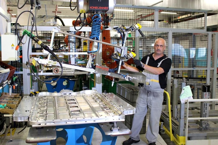 Un opérateur de montage avec un carter batterie de Renault ZOE