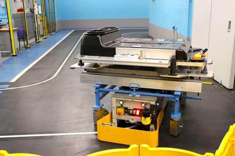 Ces robots transportent les batteries prêtes à être montées dans l'usine