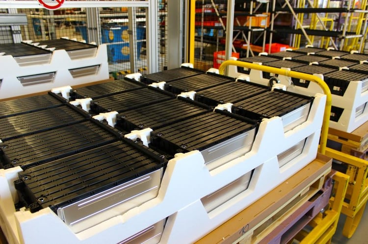 Un stock de modules batterie à l'usine Renault de Flins