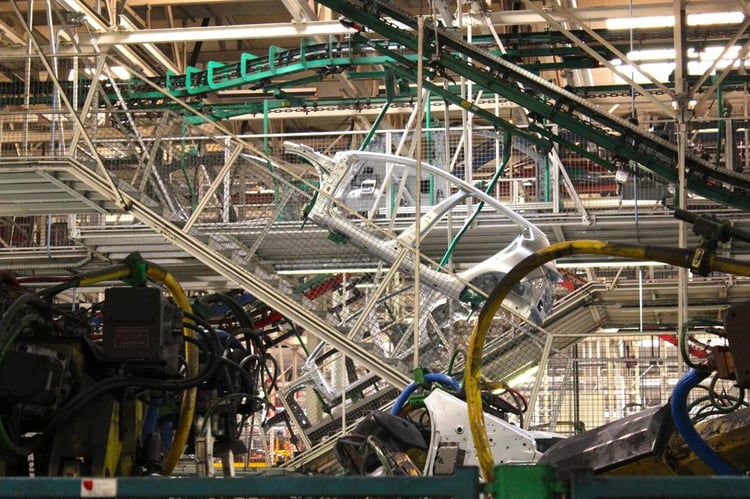 Les caisses sont transportées de façon automatique dans l'usine