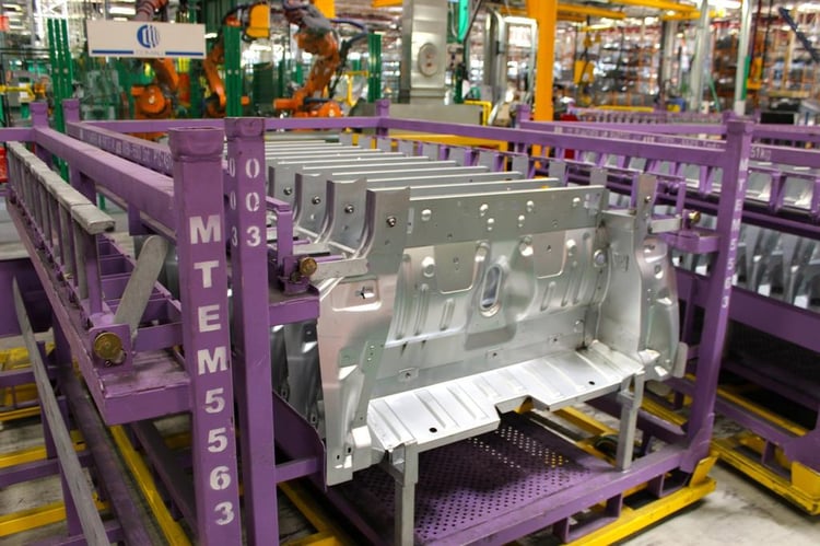 Un stock de pièces embouties prêtes à être assemblées