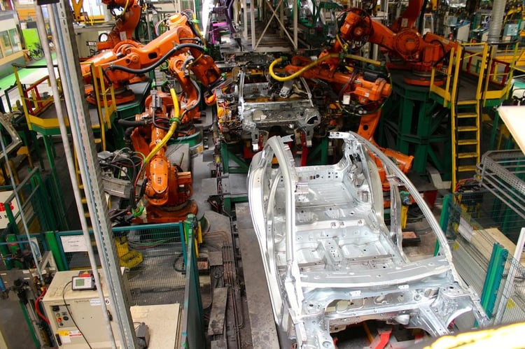 Les robots s'affairent sur les caisses dans l'usine Renault de Flins