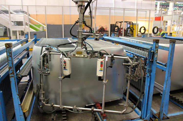 Un stock de ce qui ressemble aux toîts de véhicules Renault