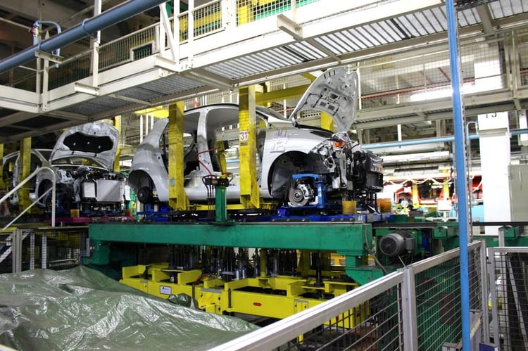 Une Renault ZOE sur la chaine d'assemblage de l'usine de Flins