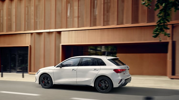 Audi A3 Sportback hybride rechargeable en circulation vue de profil