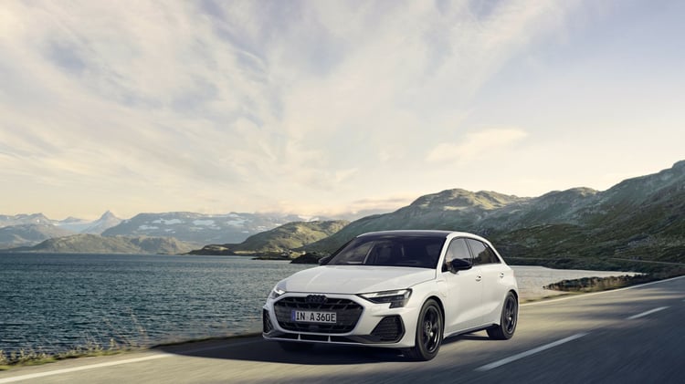 Audi A3 Sportback hybride rechargeable en roulage sur route panoramique