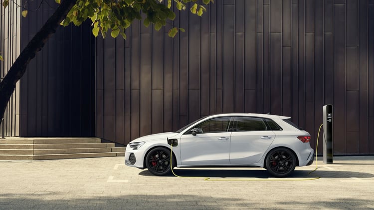 Audi A3 Sportback hybride rechargeable branchée à une borne de recharge vue de profil