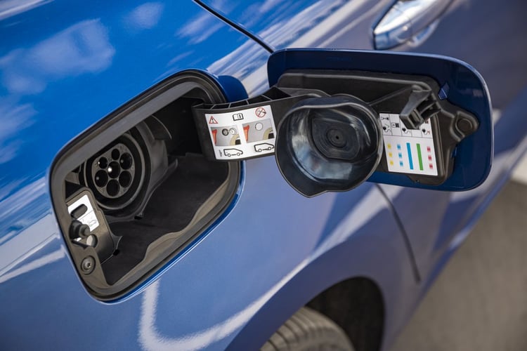 La trappe de recharge se situe à l'arrière du côté droit