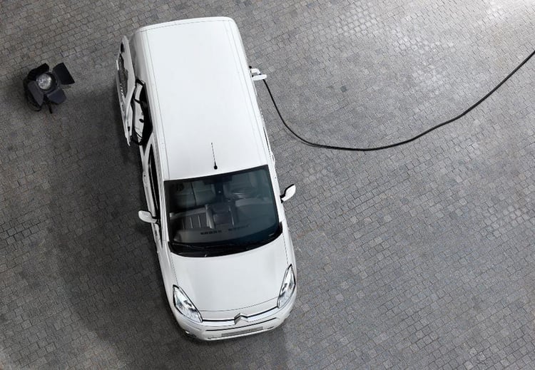 La charge rapide du Citroën Berlingo Electrique s'effectue via une trappe située à l'arrière gauche du véhicule