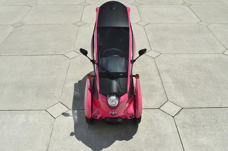 Avec 87 cm de largeur, le Toyota i-Road se faufile partout