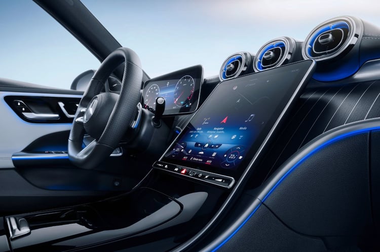 Le tableau de bord de la Mercedes Classe C 300 e (hybride rechargeable essence)