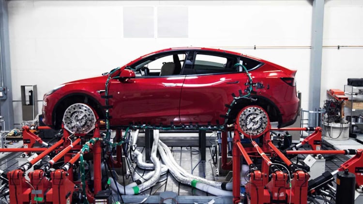 Tesla a dévoilé la Model 3 en anticipation, une berline électrique compacte et abordable avec un prix de départ de 35 000 dollars aux États-Unis, suivie de l'annonce du Model Y en 2019, un SUV basé sur le châssis de la Model 3, lancé en 2020.