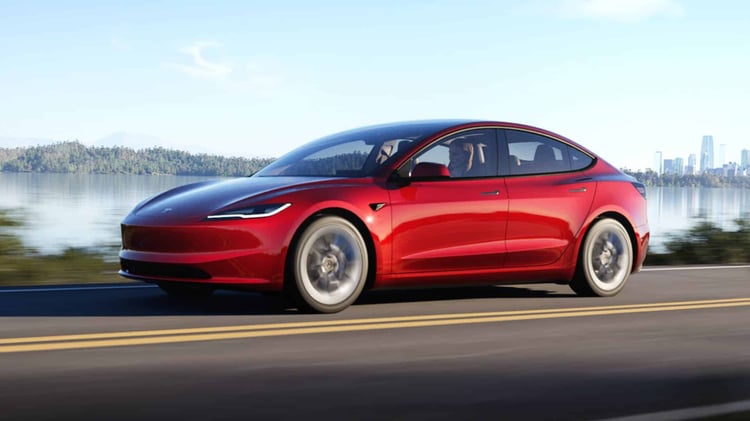 La Model 3, lancée à un prix attractif de 35 000 dollars, est une berline électrique compacte qui ne lésine pas sur la performance.