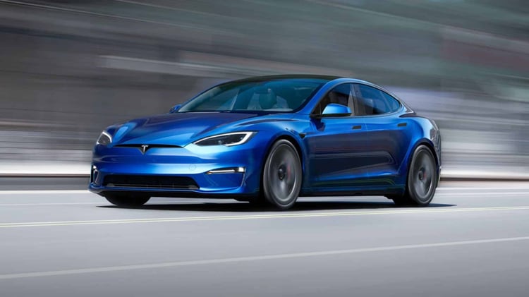 Introduite en 2012, la Tesla Model S, une berline électrique de luxe, s'est distinguée par ses hautes performances et son style contemporain. Parmi ses multiples variantes, la Model S Plaid+ se démarque comme étant la plus performante.