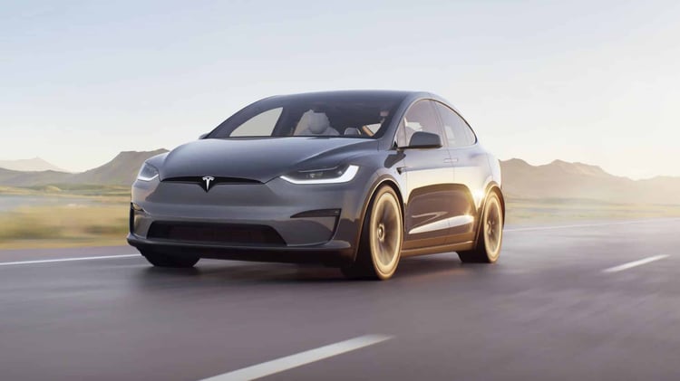 Le Model X, un SUV électrique dévoilé en 2015, est reconnu pour ses portes Falcon distinctives et sa sécurité exceptionnelle. Ce modèle est proposé en deux versions : Grande Autonomie et Plaid.