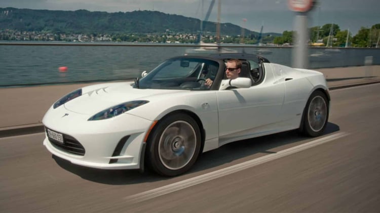 Le Tesla Roadster, lancé en 2008, marque le début de l'ère des véhicules électriques pour Tesla, avec sa production s'étendant jusqu'en 2012.