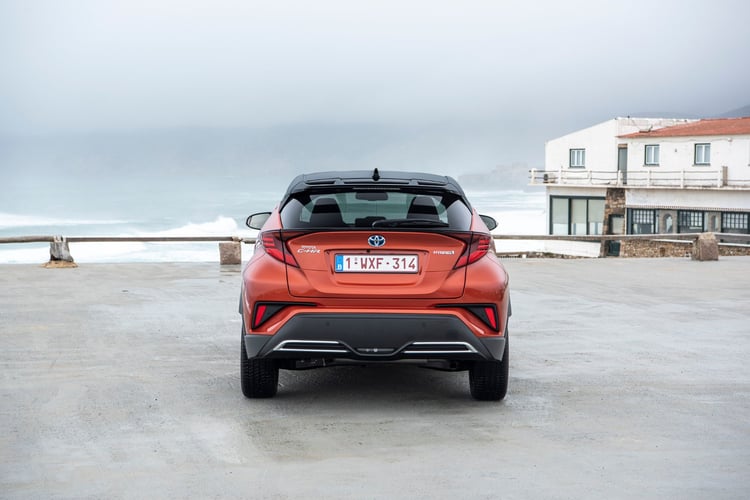 La tension maximale des moteurs électriques du C-HR est de 650 V