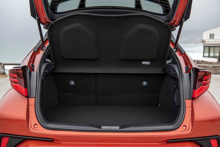 La batterie du C-HR étant logée sous les sièges arrière, elle n'empiète pas sur le volume du coffre