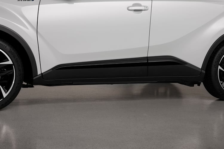 Les bas de caisse « Noir laqué » font partie de la finition GR Sport du C-HR