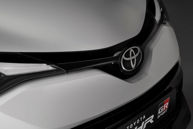 La finition noire autour des projecteurs et du logo Toyota fait partie du pack GR Sport