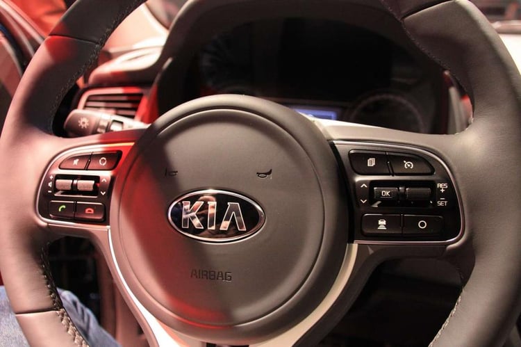 Le volant du Kia Niro avec un aperçu des commandes proposées