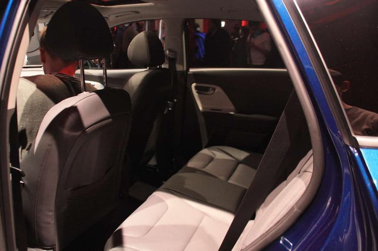 A l'arrière, petits et grands seront confortablement installés à bord du Kia Niro