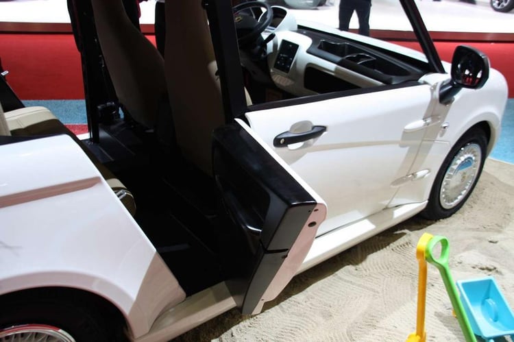 La porte arrière de la Bee Bee XS est minuscule