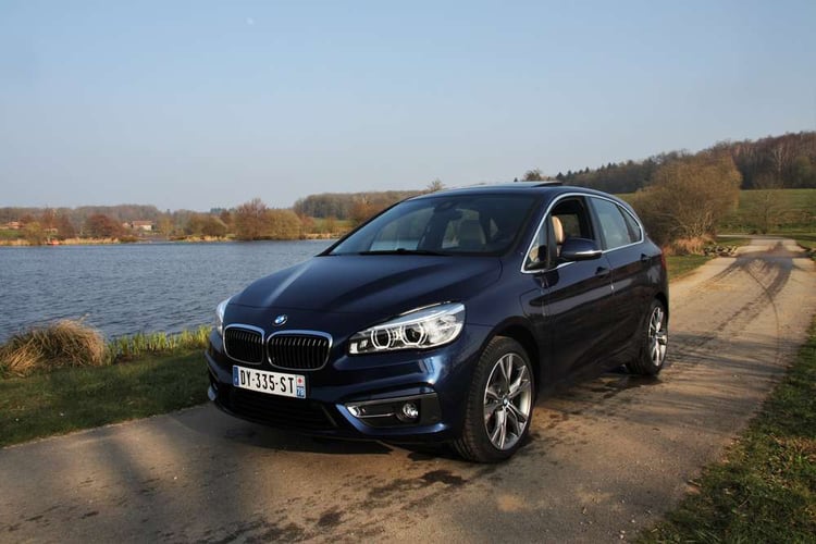 La BMW 225xe adopte un look beaucoup plus familiale