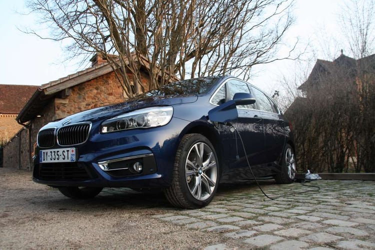 La BMW 225xe reprend des forces avant un nouveau rodéo d'essai