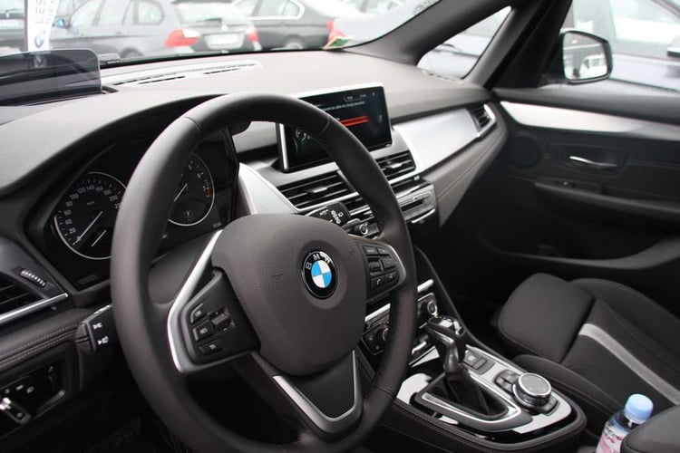 A bord de la BMW 225xe avec sellerie noire un poil triste sur ce niveau de finition.