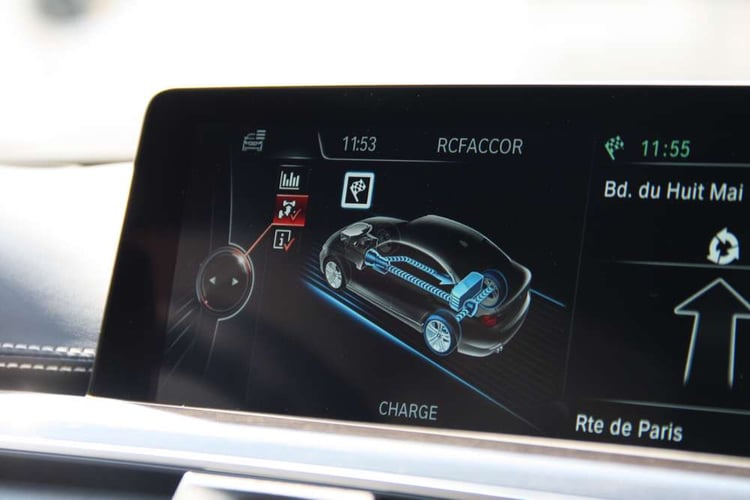 Tant sur la 330e que la 225xe, le conducteur peut suivre les différents flux d'énergie