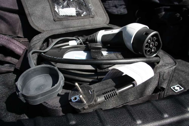 Le câble domestique EVSE livré avec les 330e et 225xe dans sa housse de transport