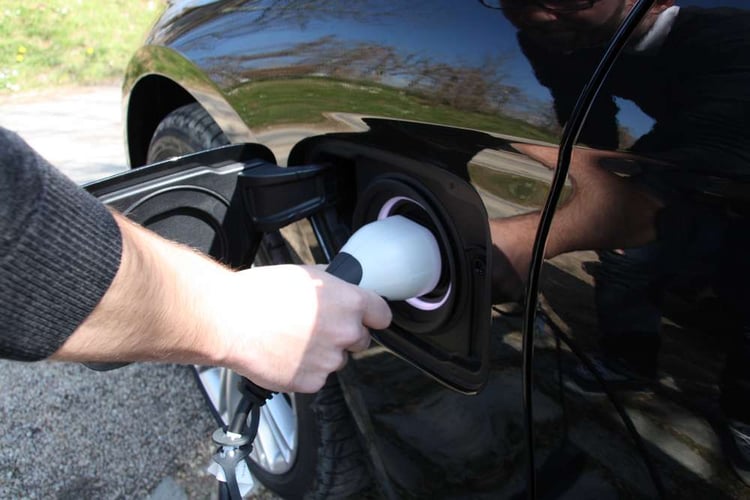 Sur la 330e, la trappe de recharge est un peu basse