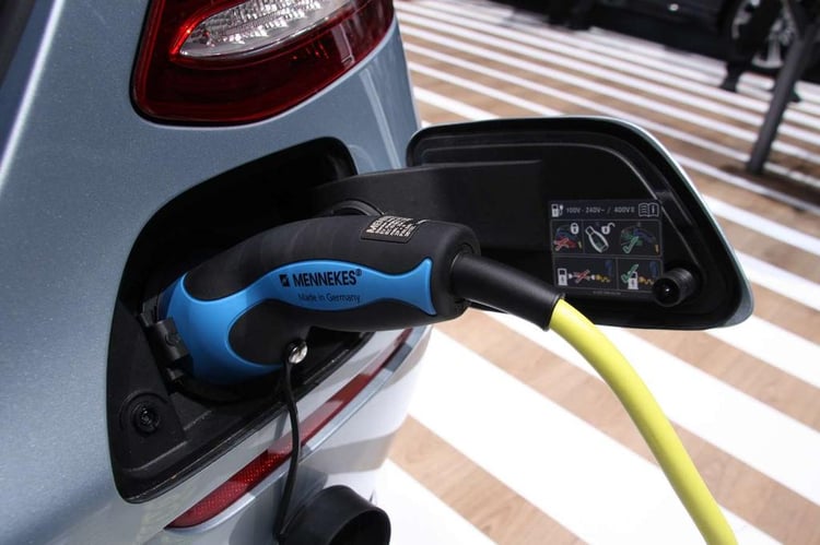 Chez Mercedes, la recharge se passe toujours à l'arrière droit du pare-choc