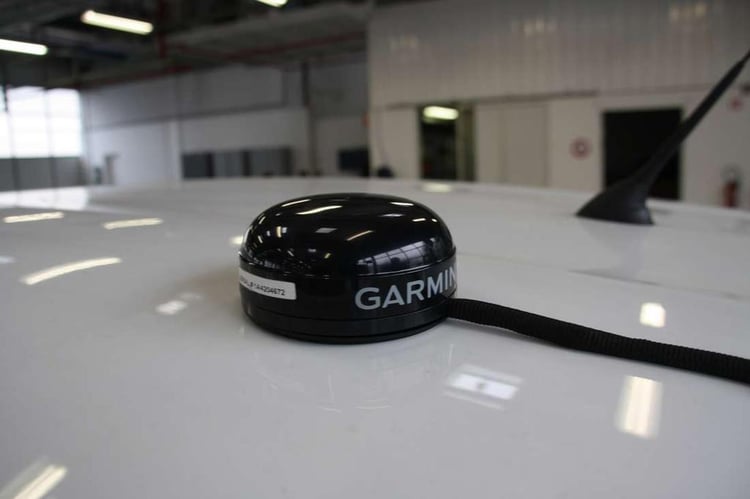 Sur le toit, une balise GPS permet de suivre le parcours de la voiture.