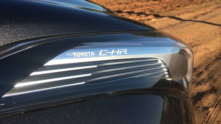 Logo C-HR incrusté dans les optiques... la classe !