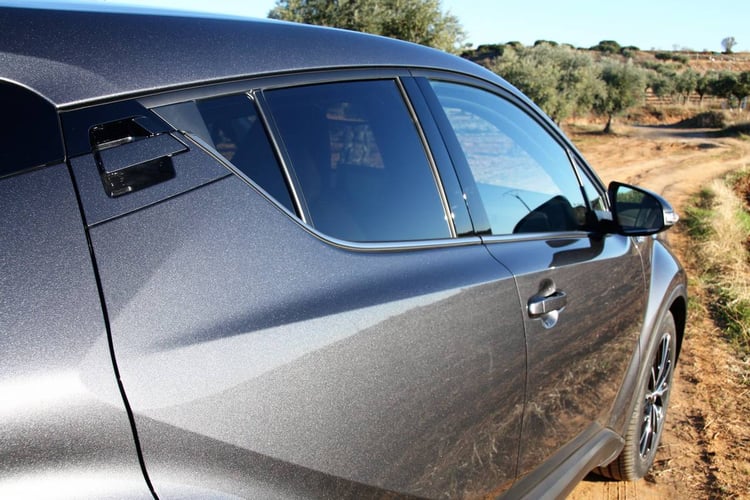 Le système d'ouverture de porte du C-HR est inédit chez Toyota