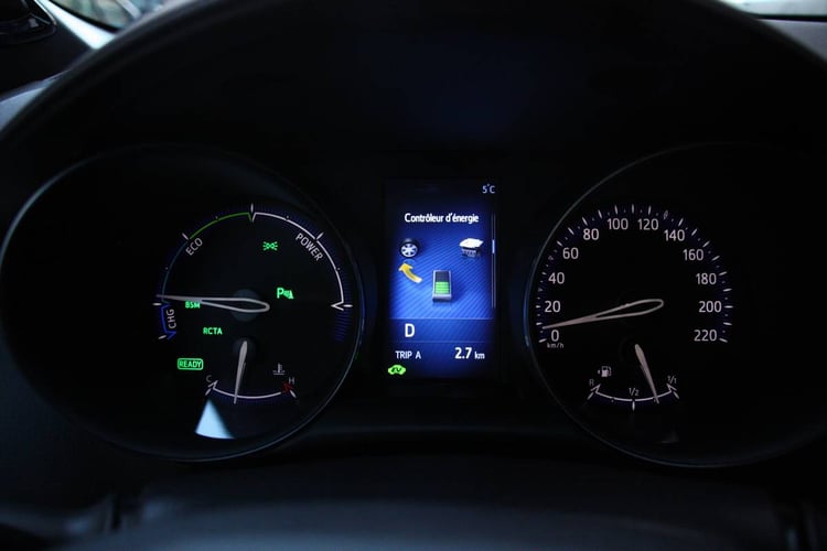 Via l'écran TFT, le conducteur peut suivre les flux d'énergie du C-HR